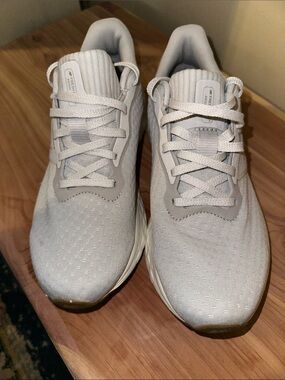 New Balance Women's Light Gray Athletic Running Shoes